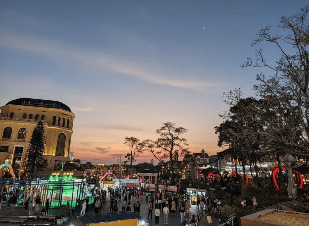 Quảng trường Tam Đảo lúc hoàng hôn